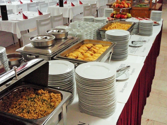 V restauraci hotelu Aquamarin se podává maďarská kuchyně i dietní jídla. Denně se zde servíruje také snídaně formou bufetu a večeře. 